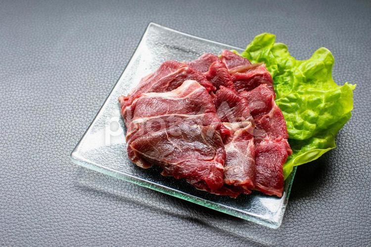 熊肉の盛り付け　　 熊肉,精肉,生肉の写真素材
