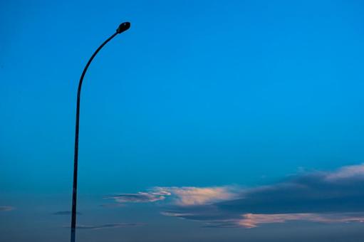 青空と電灯 雲,風景,空の写真素材
