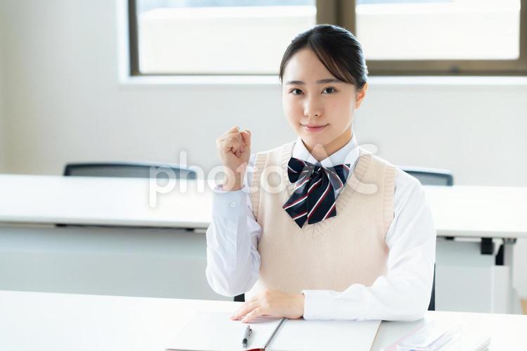 教室でガッツポーズをする女子高校生 高校生,笑顔,学生の写真素材
