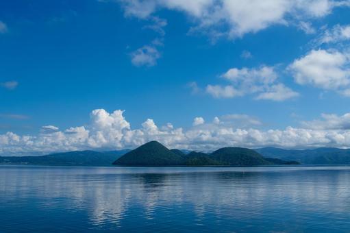 青空と雲に包まれた夏の洞爺湖 洞爺湖,湖,雲の写真素材