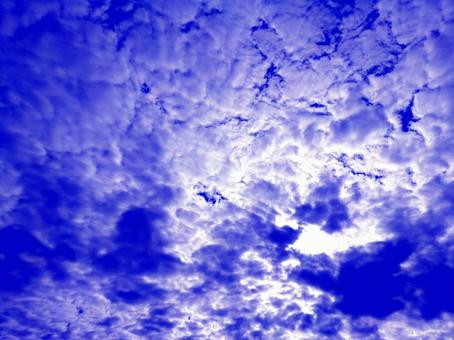 印象的な空　太陽光と雲と青い空 印象的,ドラマチック,太陽の写真素材