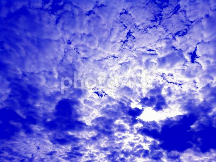印象的な空　太陽光と雲と青い空 印象的,ドラマチック,太陽の写真素材