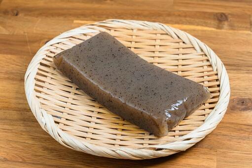 竹ざるにのせたこんにゃく こんにゃく,板,木目背景の写真素材