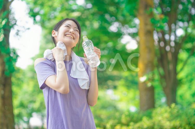 運動する女性 運動,水分補給,汗の写真素材