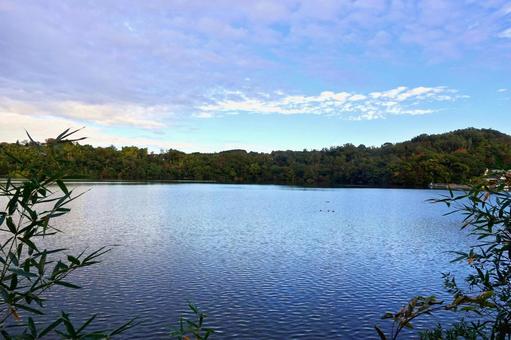 湖面を渡る初秋の風　一碧湖 湖面,初秋,さざ波の写真素材