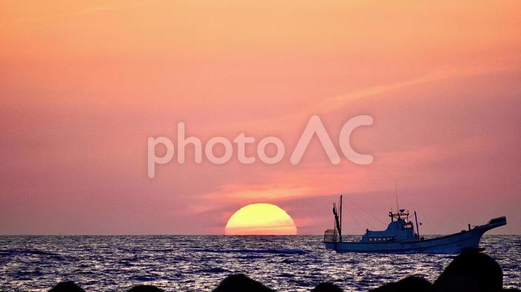 東京都伊豆諸島新島前浜海岸の夕日と漁船 前浜海岸,新島,伊豆諸島の写真素材