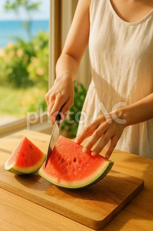 すいかを切る女性の手元 スイカ,夏,カットスイカの写真素材