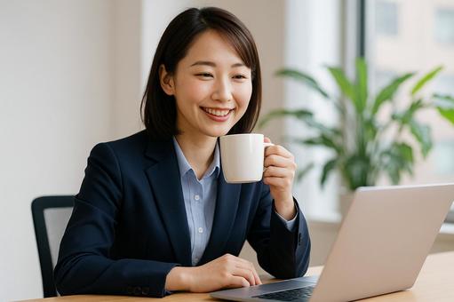 デスクでお茶休憩女性社員 デスクでお茶休憩女性社員の写真