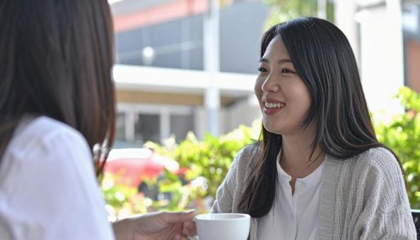 カフェで楽しむ女性 カフェで楽しむ女性の写真