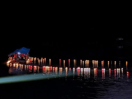 灯篭流し 屋形船 灯ろう流し,灯籠,灯篭の写真素材