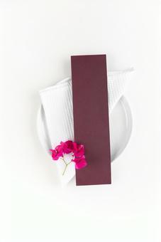 白いお皿に添えられたピンクの花と茶色いカード(白背景) 白いお皿に添えられたピンクの花と茶色いカード(白背景) モックアップ,物撮り,テーブルコーディネートの写真素材