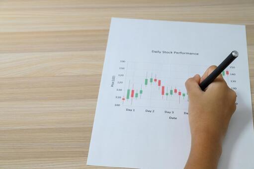 株価チャートに書き込みをする手 株,チャート,分析の写真素材
