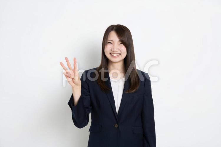 笑顔で指を３本立てているビジネスウーマン ビジネス,女性,スーツの写真素材
