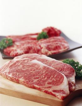 ステーキ用とすき焼き用牛肉 ステーキ用とすき焼き用牛肉 サーロインステーキ用,すき焼き用,ビフテキの写真素材