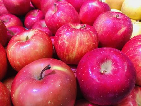 山積みにされた鮮やかな赤いりんご りんご,リンゴ,林檎の写真素材