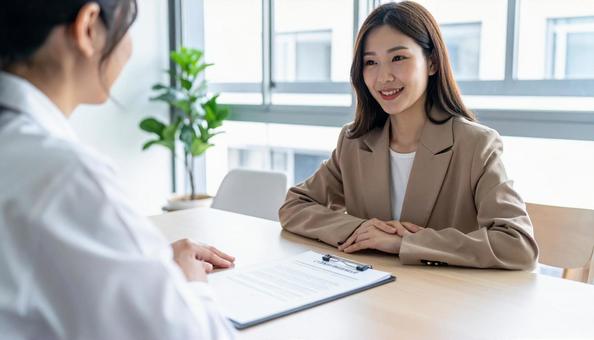 保険の案内をする女性の保険外交員 保険の案内をする女性の保険外交員の写真