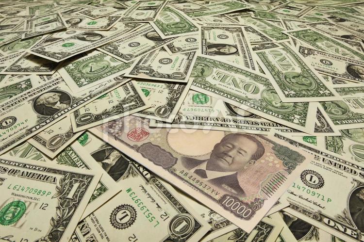 たくさんのドル札の中の新札の１万円 ファイナンス,株式市場,投資の写真素材