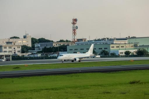 タキシングする機体に反射する空 タキシングする機体に反射する空の写真