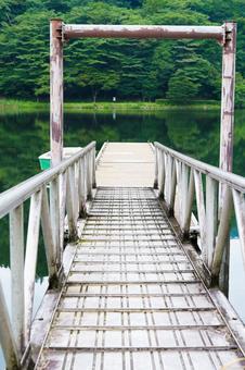 湖に浮かぶボート乗り場の写真