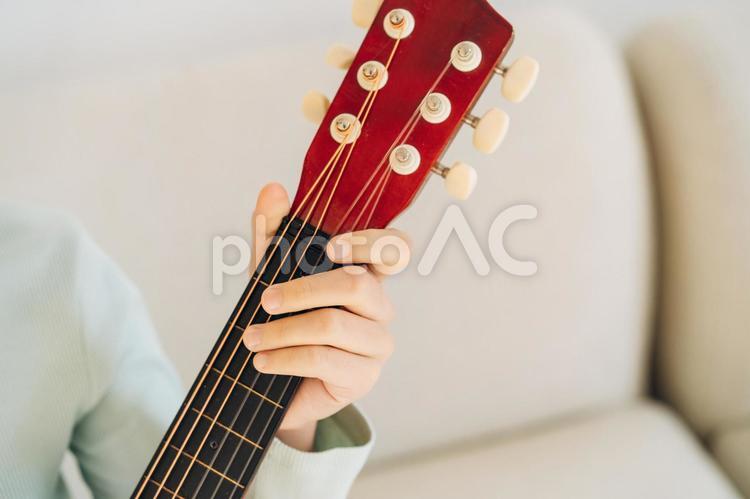 ギターを練習する人の手のアップ 手元,女の子,人物の写真素材