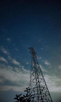 夜空に輝く星と鉄塔のシルエット 夜空に輝く星と鉄塔のシルエット 鉄塔,送電線,送電線鉄塔の写真素材