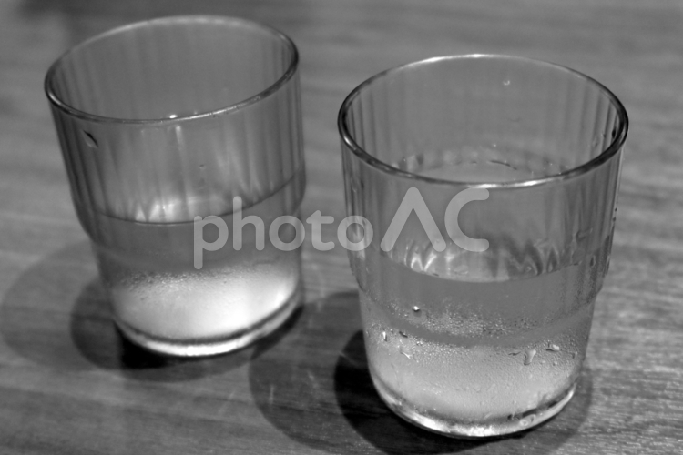 テーブルの上の２つのグラス（白黒） 水,コップ,グラスの写真素材