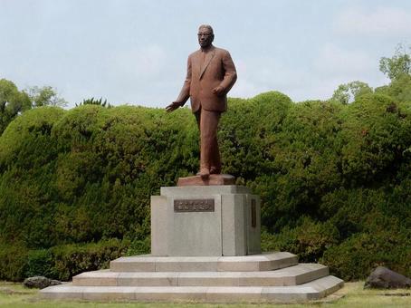 【風景写真】池田勇人元総理の銅像 【風景写真】池田勇人元総理の銅像 池田勇人,内閣総理大臣,元総理の写真素材