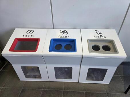 ゴミ箱 ゴミ箱,ペットボトル,燃えるゴミの写真素材