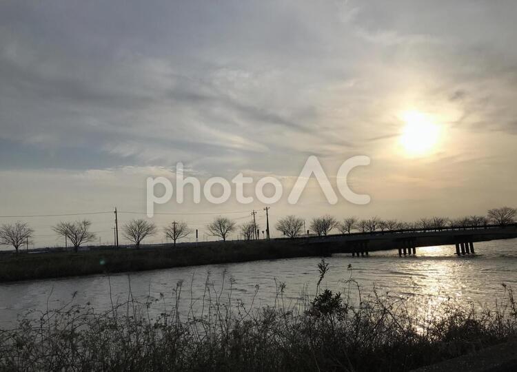 夕暮れ時のノルスタジックな川に架かる橋 夕暮れ,夕方,川の写真素材