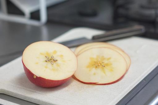 まな板の上のスターカットしたリンゴ スターカット,りんご,輪切りの写真素材
