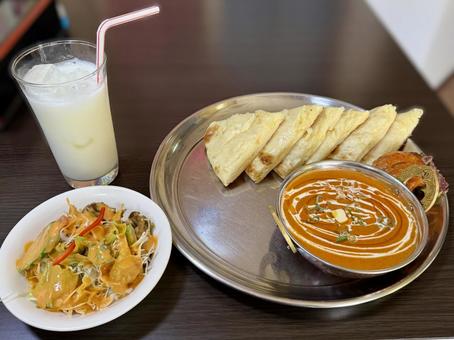 インド料理のランチセット インド料理のランチセット 定食,サラダ,チキンディッカの写真素材