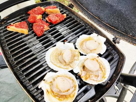 バーベキューの牛肉とホタテ バーベキューの牛肉とホタテの写真