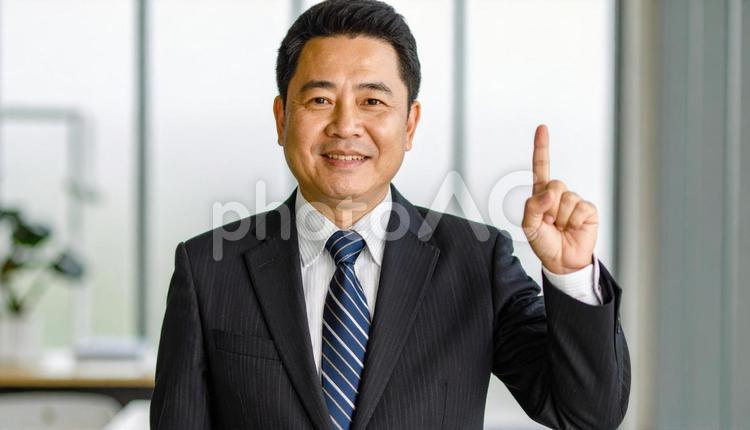 人差し指を立てて案内するビジネスマン 説明,提案,ビジネスマンの写真素材