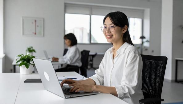 オフィスでPCを使うWebライターの写真