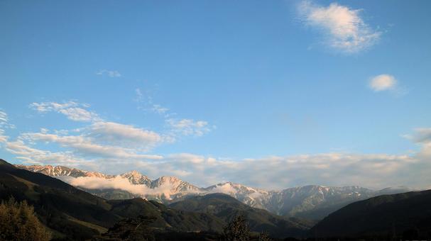 夏の朝日を浴びて輝く白馬三山 夏の朝日を浴びて輝く白馬三山 白馬三山,夏,朝日の写真素材