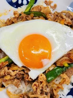 豚キムチ丼1 豚キムチ丼1 豚キムチ,丼,目玉焼きの写真素材