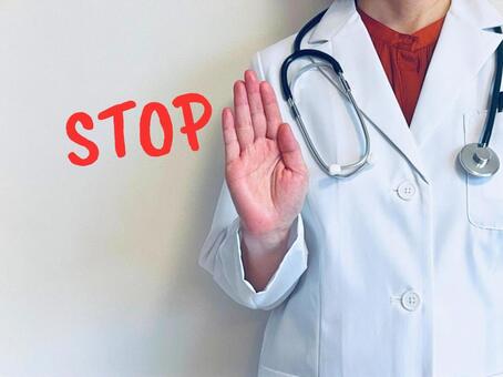 ドクターストップをかける女医 ストップ,女医,医者の写真素材