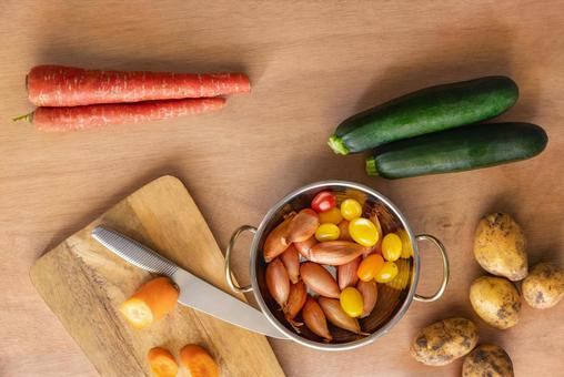 カットされたボードの上のニンジンや野菜 カットされたボードの上のニンジンや野菜 野菜,包丁,刃物の写真素材