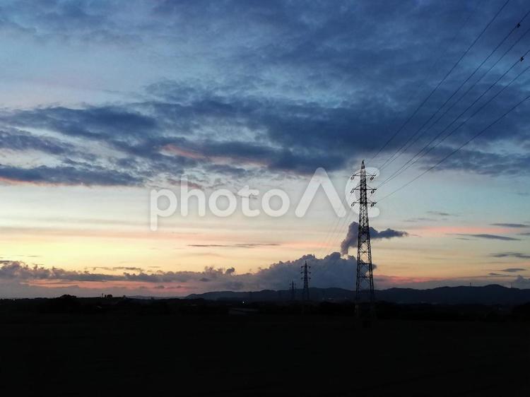 夕暮れの高架線 夕暮れ,夕日,日の入りの写真素材
