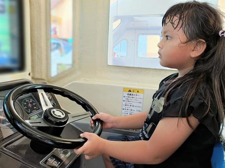 車のゲームをする女の子 運転,ドライブ,女の子の写真素材