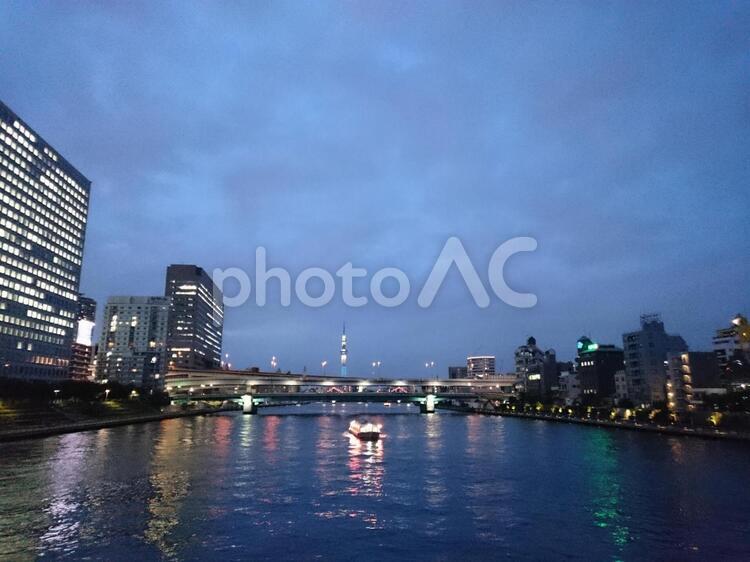永代橋と屋形船 ビル,ブルー,マンションの写真素材