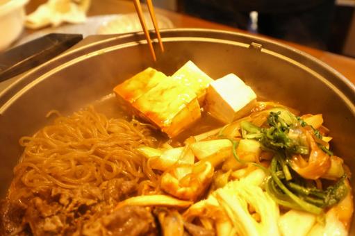 お鍋に豆腐を入れる お鍋,食材,野菜の写真素材