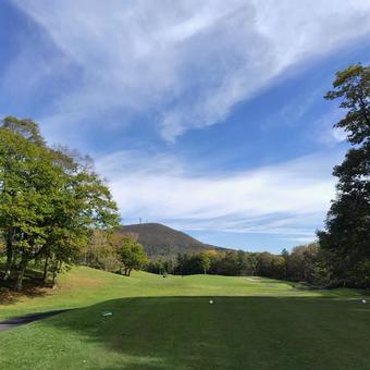 秋晴れのゴルフ場と雄大な山 秋晴れのゴルフ場と雄大な山 ゴルフ場,秋,景色の写真素材