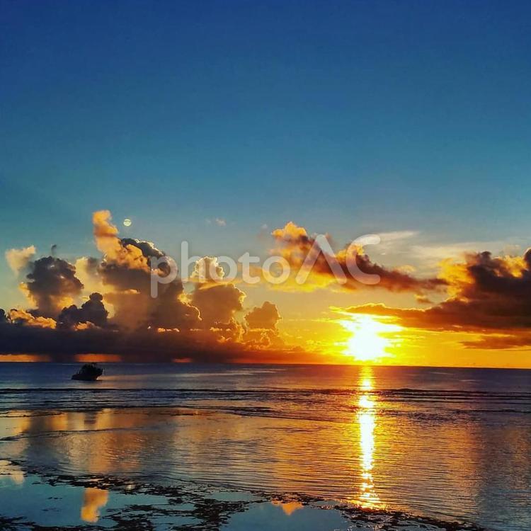 グアムの夕焼け 背景,海,夕焼けの写真素材
