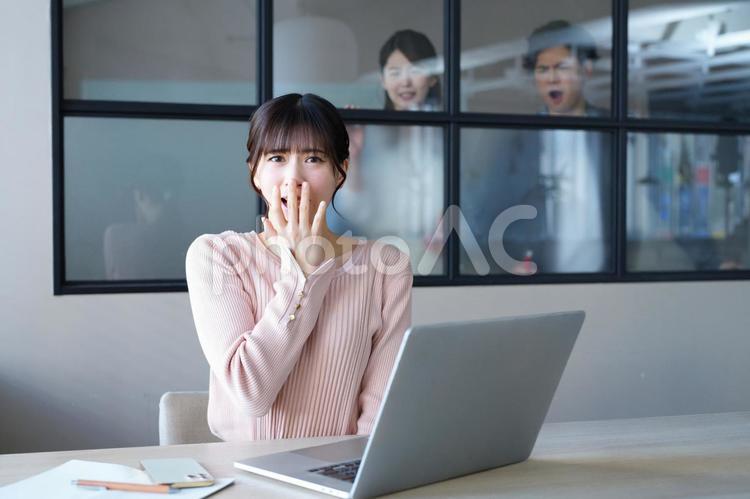 口元に手を当て困った女性を見ている男女 女性,どうしよう,困るの写真素材