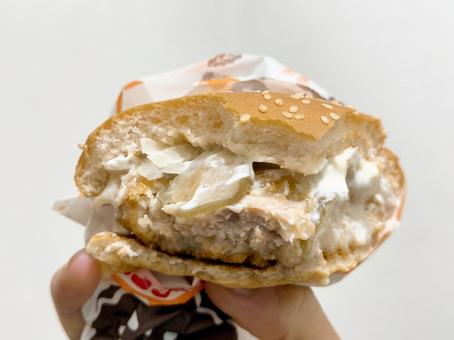 ハーフカットのチキンチーズハンバーガー ハーフカットのチキンチーズハンバーガー 半分,ハーフカット,断面の写真素材