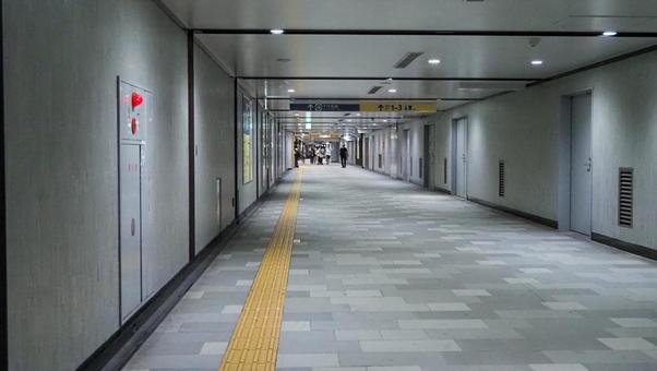 大手町駅から東京駅へ続く地下通路 大手町駅から東京駅へ続く地下通路の写真