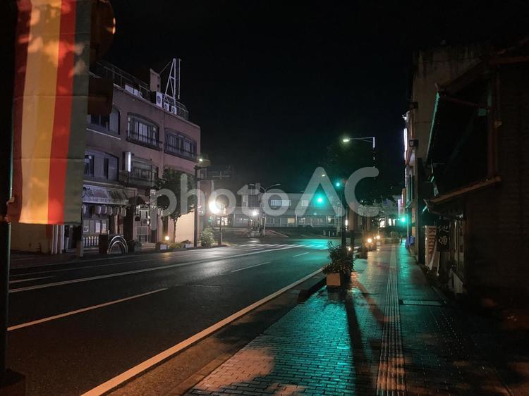 夜の中津川(レジストロ通り) 夜,道路,街灯の写真素材