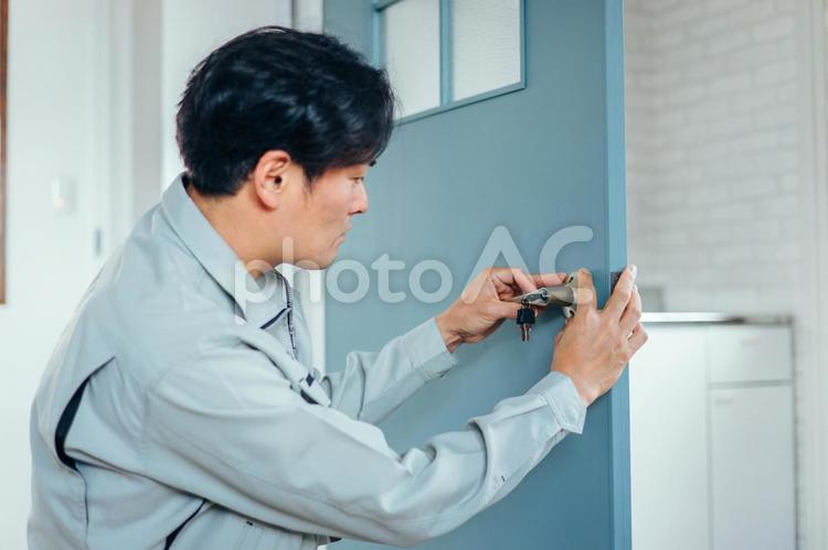 鍵の工事をする男性 鍵屋,鍵,カギの写真素材