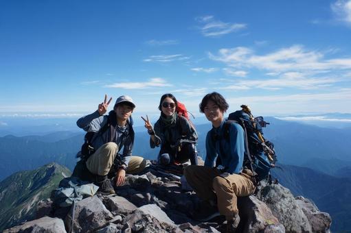 しっかり準備をして山登りを楽しむ若者たち しっかり準備をして山登りを楽しむ若者たちの写真